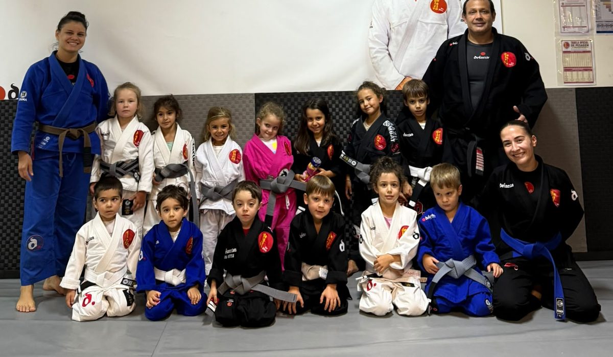 Turma Kids dos 3 aos 6 anos com os professores na Escola Delariva Aveiro